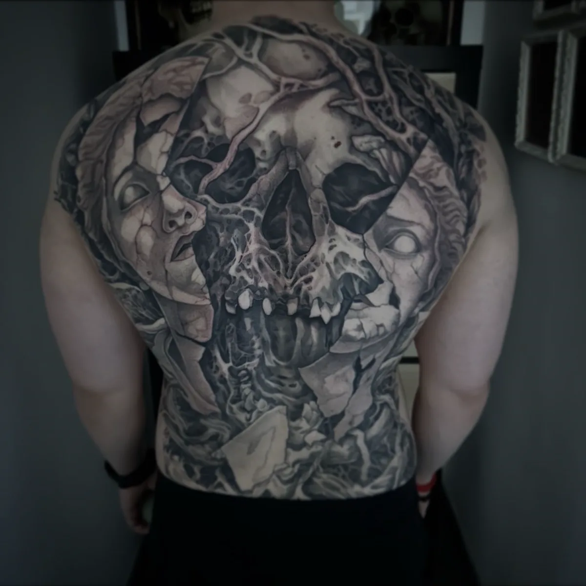 Dark tattoo en Barcelona — imaginario propio, por Safo Sepulcro