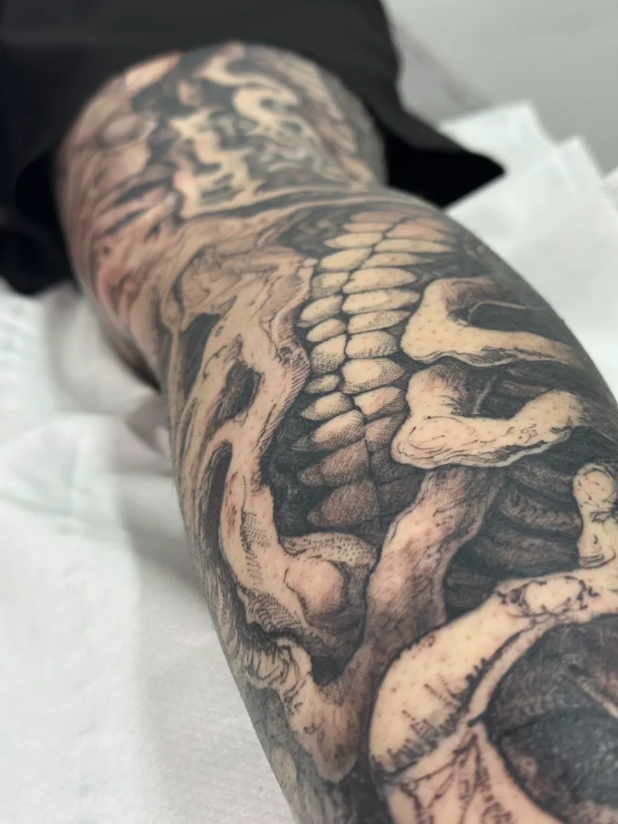Tatuaje blackwork en Barcelona — línea y sombra, por Safo Sepulcro